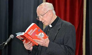 El padre Loring leyendo un fragmento de su obra mas popular