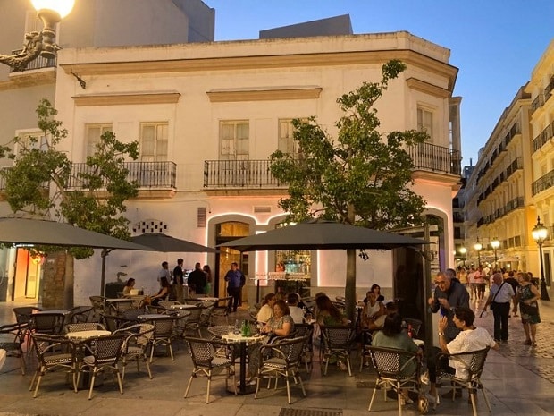 Inauguración de la 'Maison Dorée' en la plaza de San Juan de Dios de Cádiz