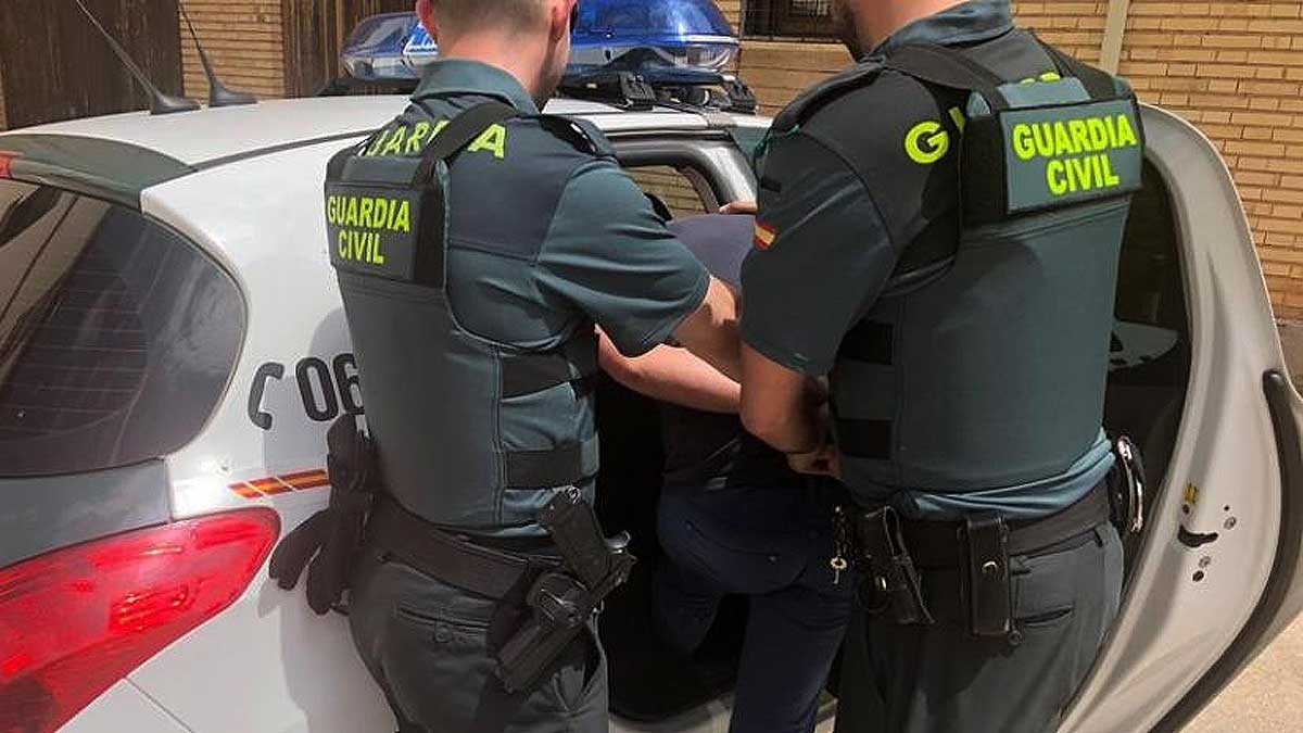 Detenido y Guardia Civil.