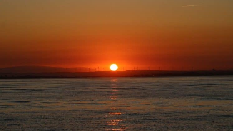 Salida del sol en la Bahía de Cádiz.