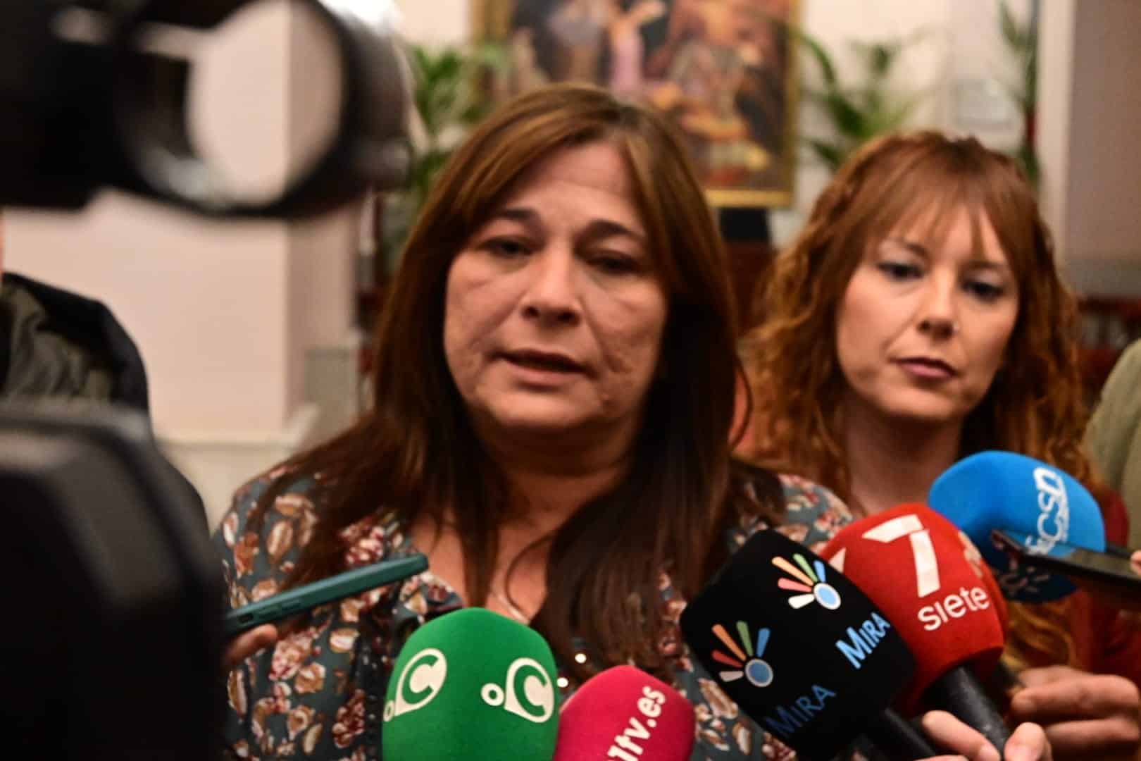 Helena Fernández atiende a los medios junto a Lorena Garrón.