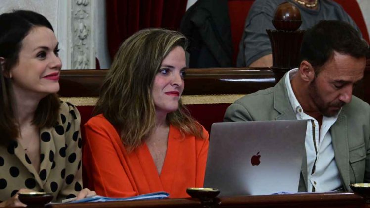 Maite González, en el centro, junto a Beatriz Gandullo y José Manuel Cossi en un Pleno.