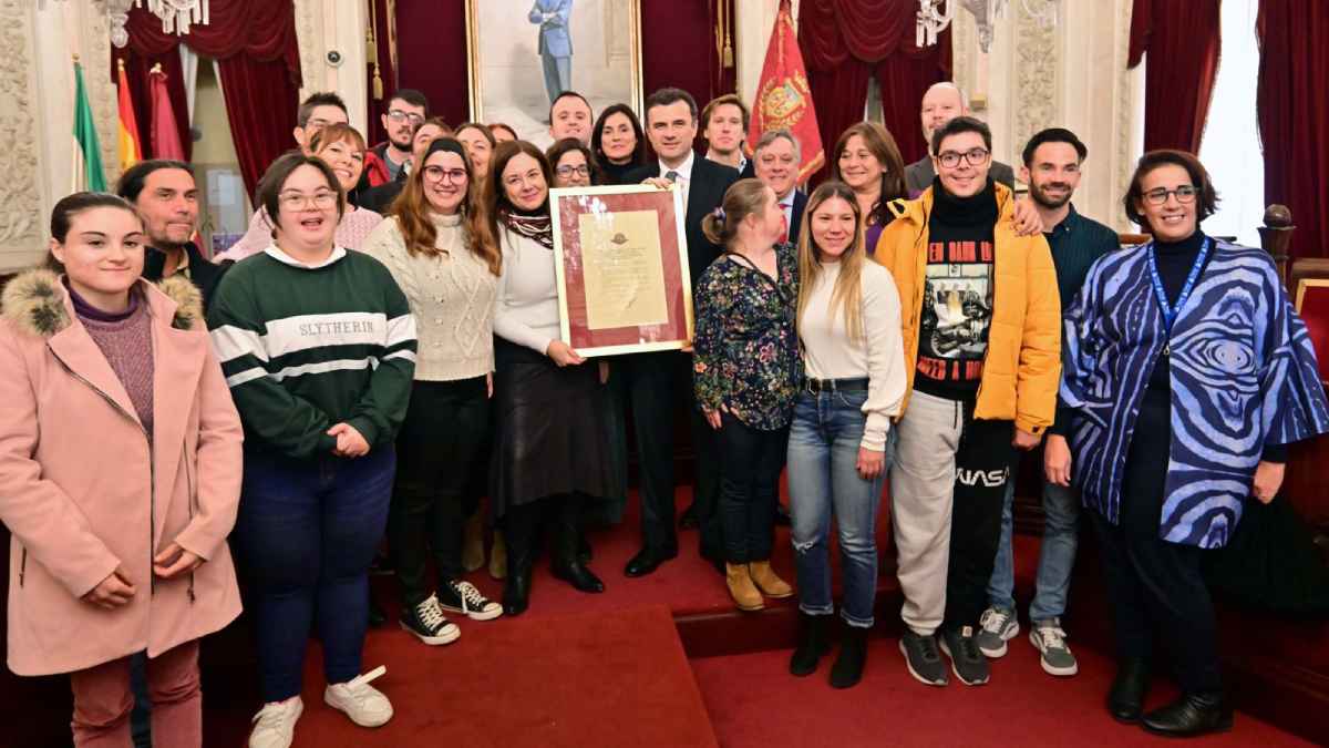 Miembros de la asociación EQUA junto a representantes municipales en el Salón de Plenos del Ayuntamiento.