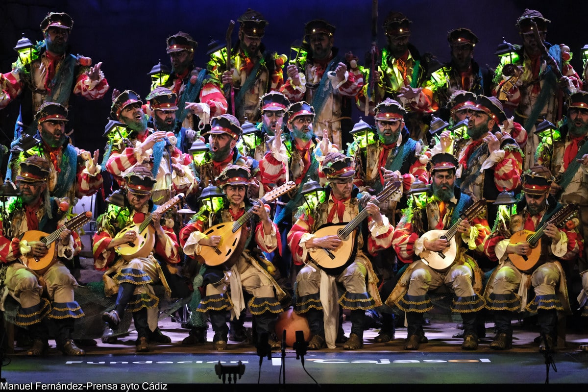 El coro 'Los iluminados' en el Gran Teatro Falla