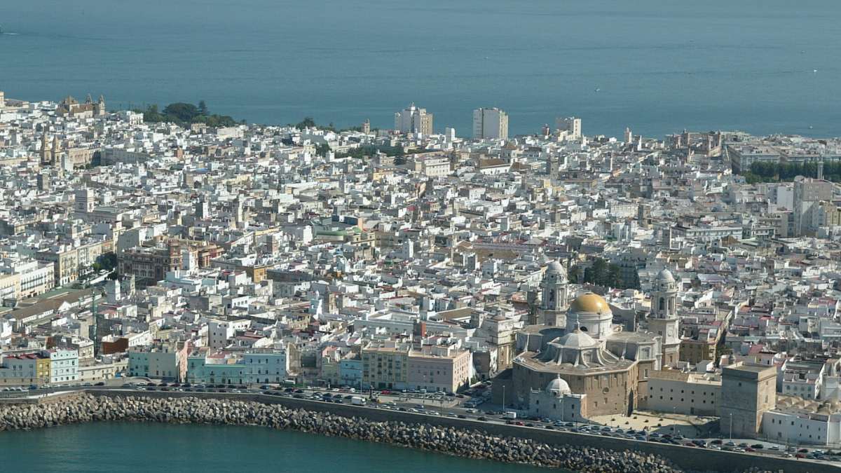 Vista aérea del casco histórico de Cádiz.