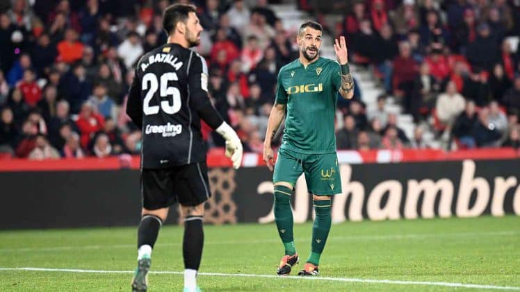 El meta Batalla, en la imagen junto a Negredo, debutó frente al Cádiz.