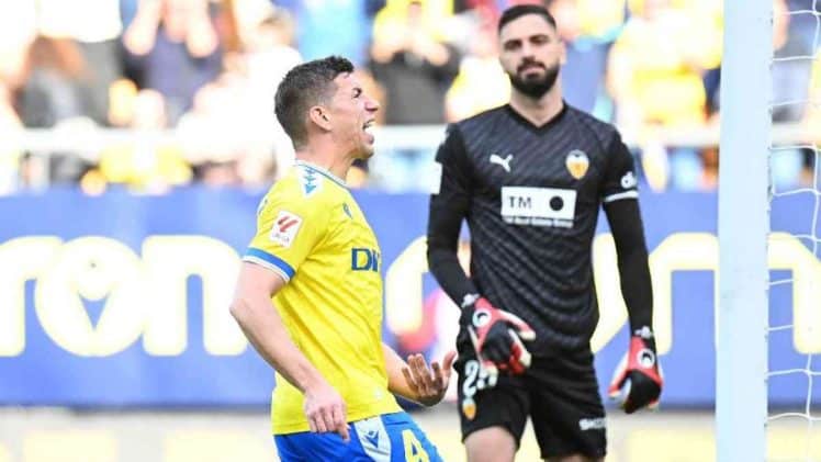 Rubén Alcaraz celebra el tanto del empate frente al Valencia, el último anotado por los amarillos hasta la fecha.