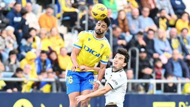 Chris Ramos disputa un balón con el valencianista Guillamón.