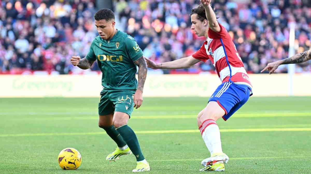 Machís conduce el balón ante un defensa nazarí.