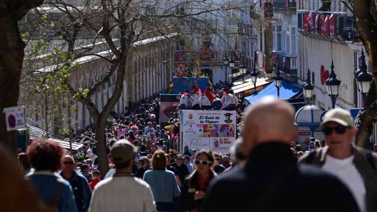 Una gran multitud rodea a las bateas en el carrusel de coros del Domingo de Piñata.