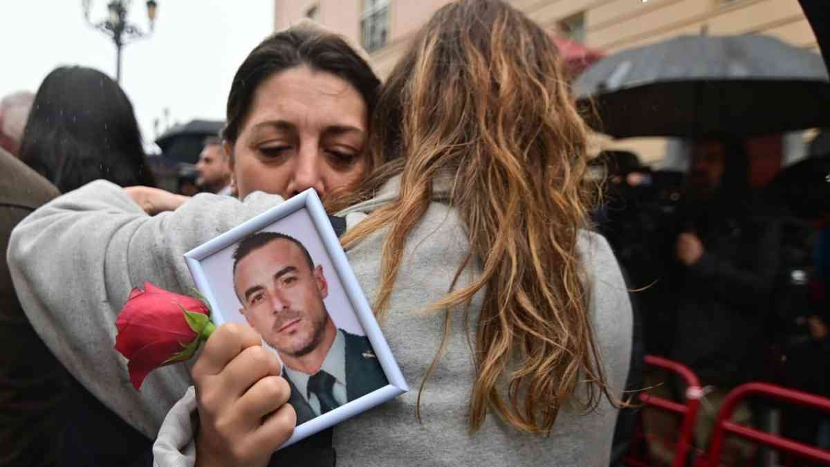 Gestos de dolor entre los asistentes al funeral del guardia civil asesinado por una narcolancha en Barbate.