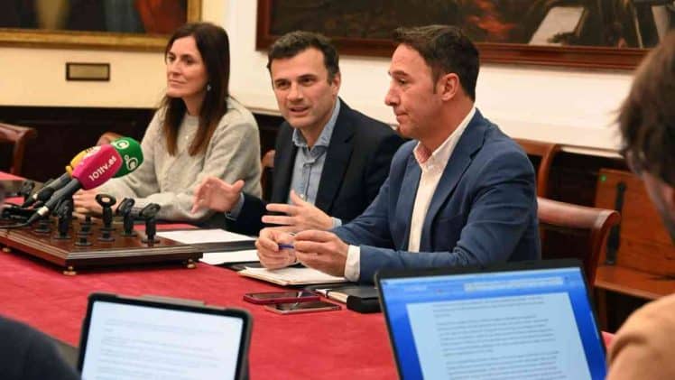 El alcalde, Bruno García, acompañado por los concejales Ana Sanjuán y José Manuel Cossi en la rueda de prensa posterior a la Junta de Gobierno local.