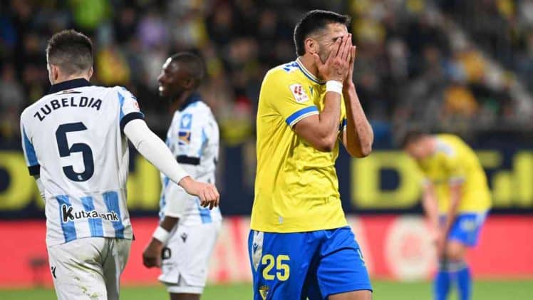 Maxi Gómez se lleva las manos a la cara tras fallar una ocasión de gol en el partido frente a la Real Sociedad.