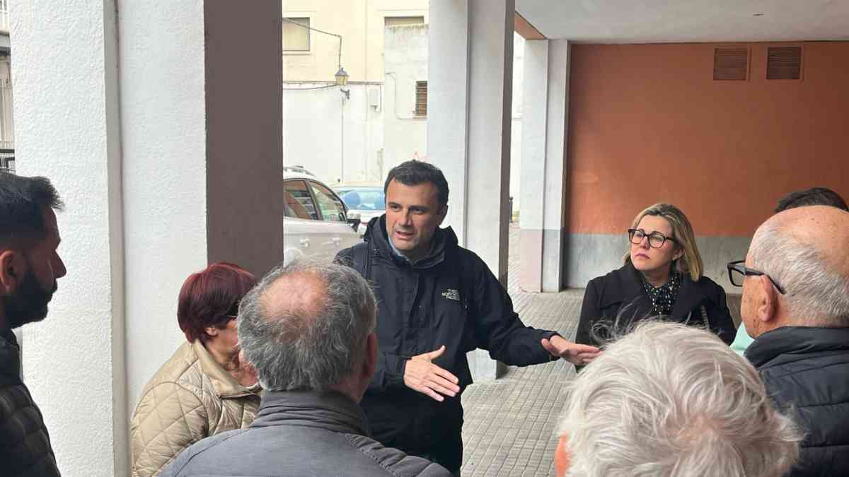 El alcalde, durante su encuentro con los vecinos.