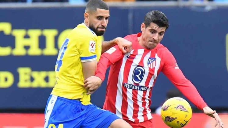 El debutante Aiham Ousou disputa un balón con Morata.