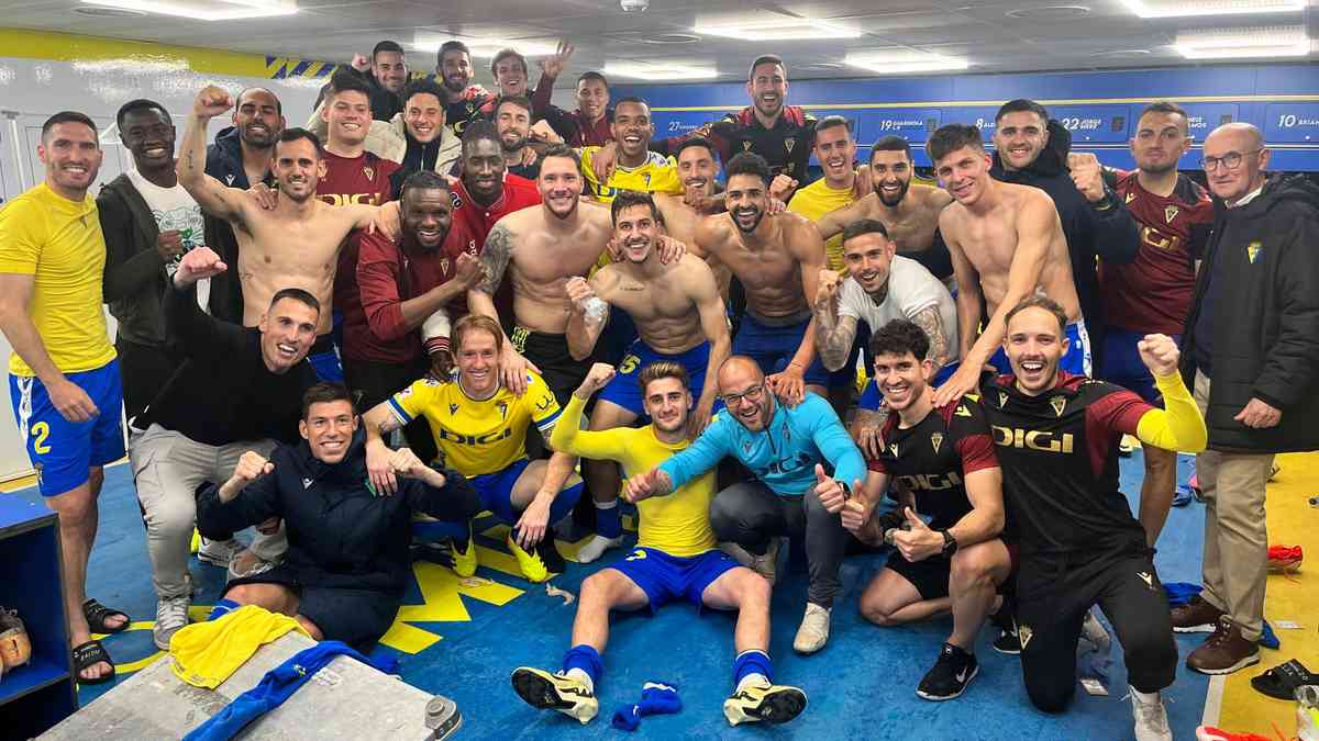 Jugadores y cuerpo técnico celebran la victoria en el vestuario.