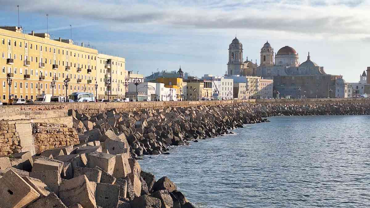 Una imagen del Campo del Sur de Cádiz, con la Catedral al fondo.