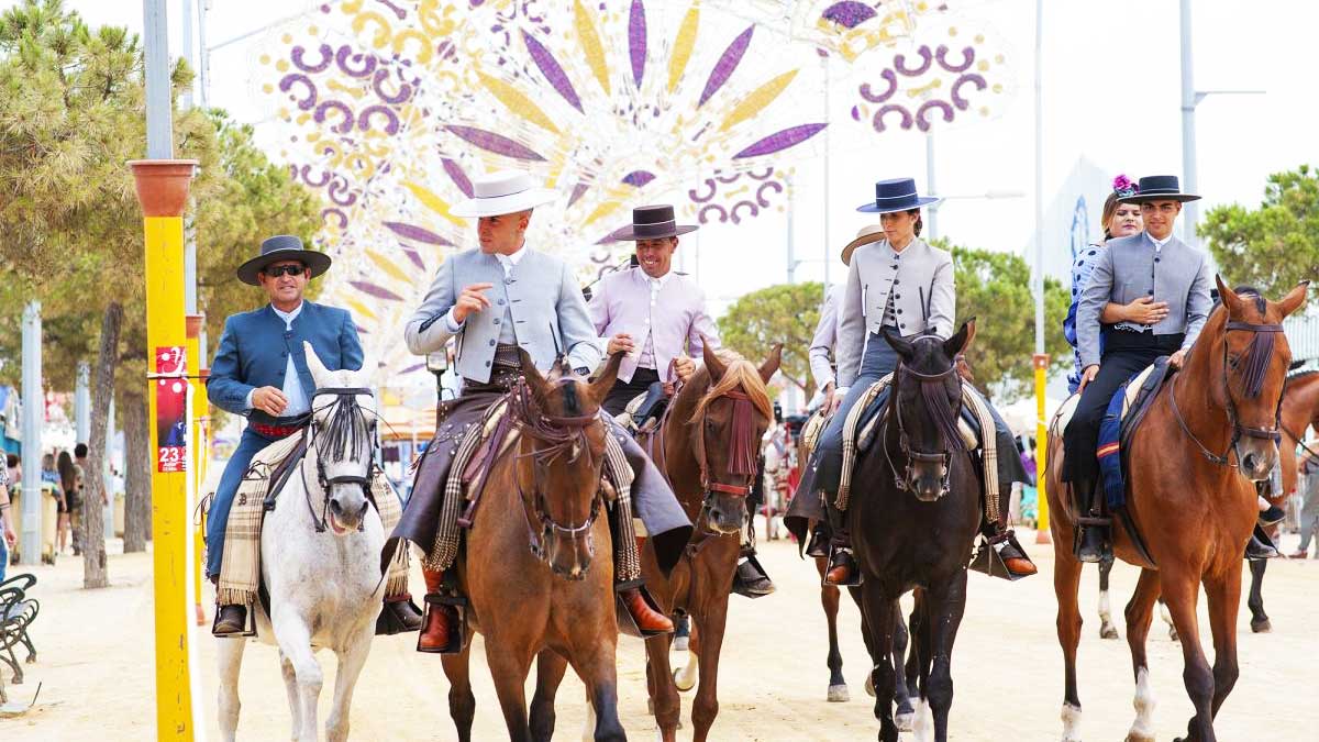 Jinetes a lomos de sus caballos en Chiclana.