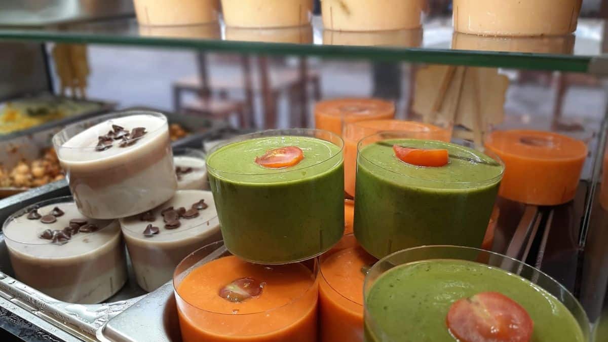 Salmorejo; crema fría de aguacate y espinacas y crema de chocolate y avellanas