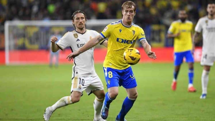 Álex Fernández controla un balón presionado por Modric en el Cádiz-Real Madrid de la primera vuelta.