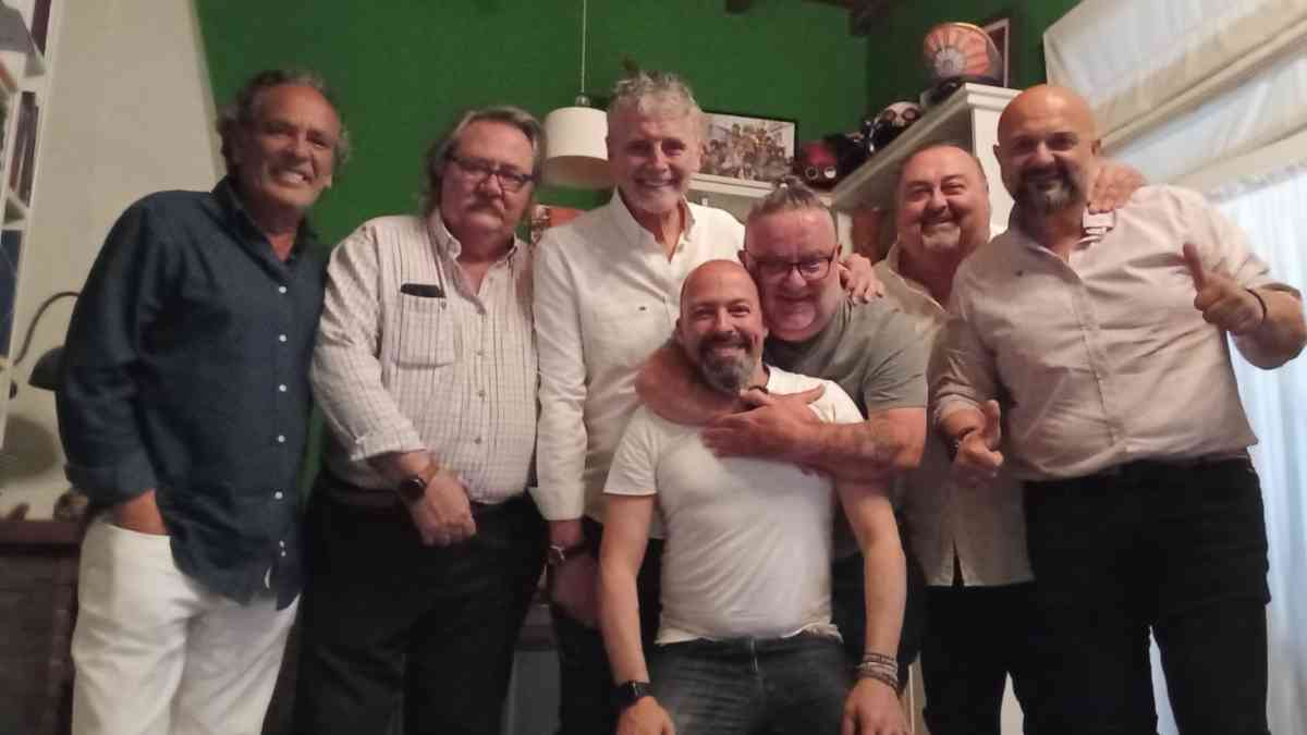 Faly Pastrana, con parte del grupo que llevará al Falla 'Los guardianes'.