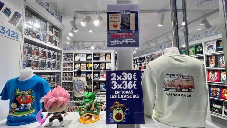 El actual escaparate de Friking, con un cartel que advierte de su situación por la reclamación del Ayuntamiento.