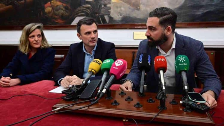 El concejal de Deportes, Carlos Lucero, durante una rueda de prensa con el alcalde, Bruno García. Foto: Eulogio García.