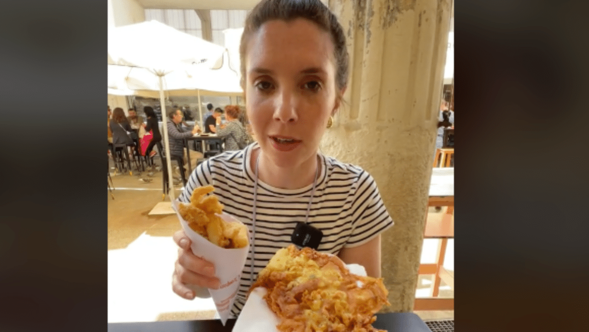 La influencer 'Papeofoods' prueba las tortillitas de camarones y los chocos fritos en el Mercado central de Cádiz.