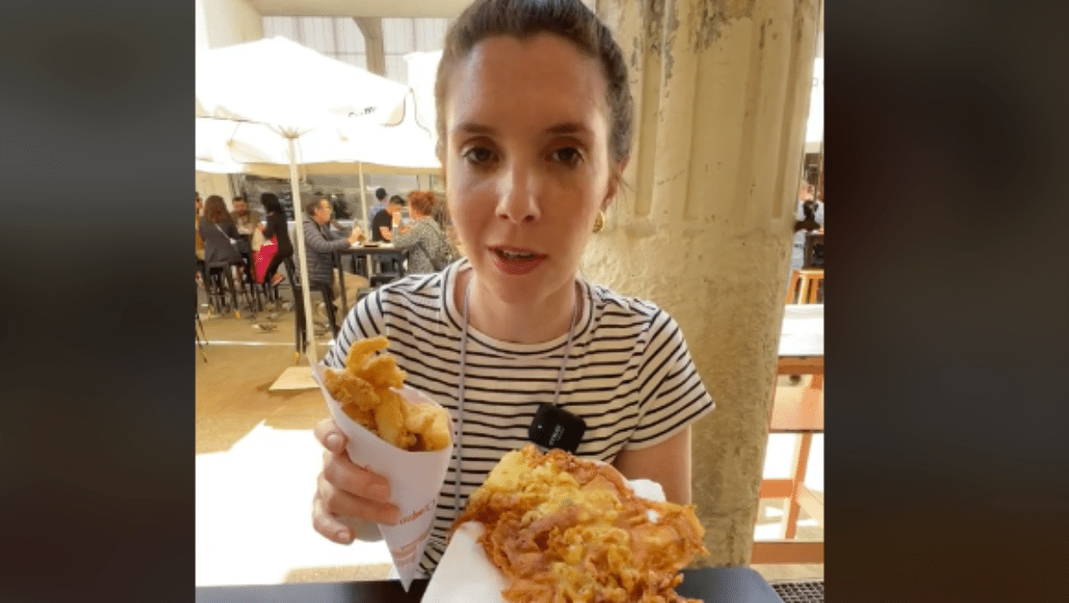 La influencer 'Papeofoods' prueba las tortillitas de camarones y los chocos fritos en el Mercado central de Cádiz.