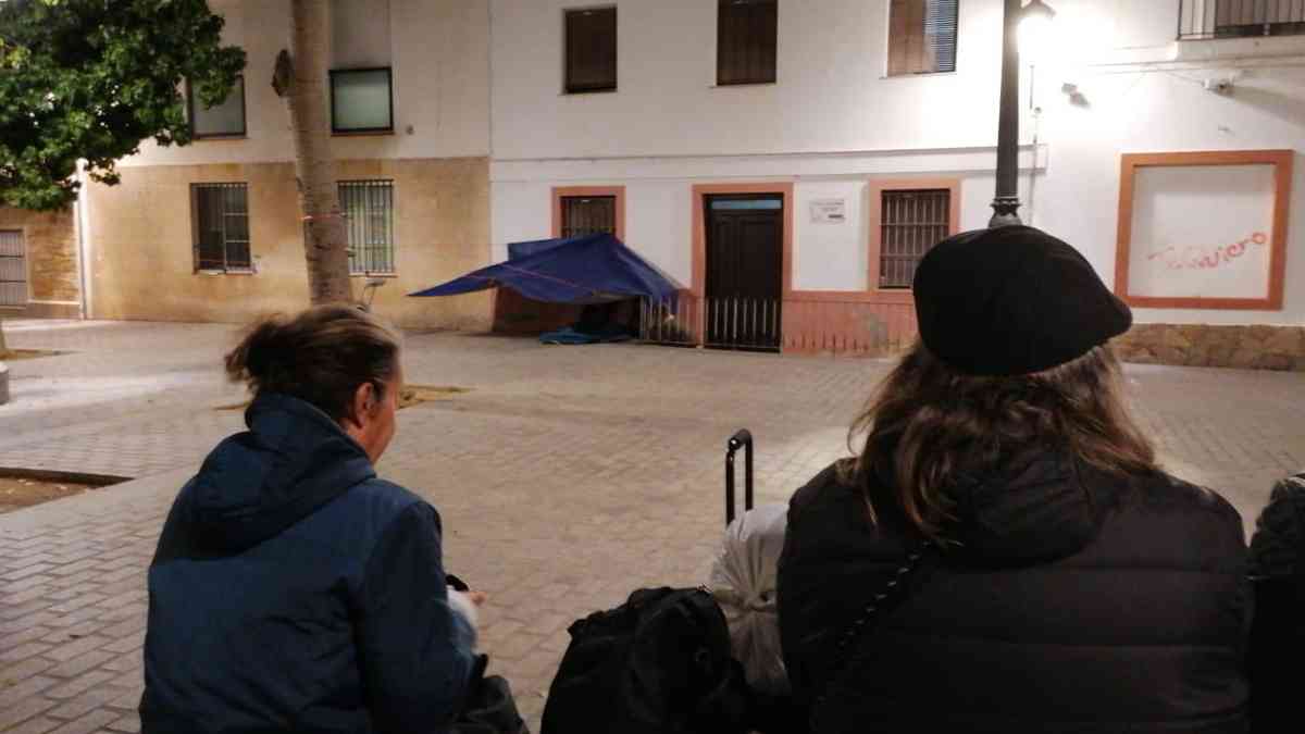 Personas sin hogar, anoche, frente al Albergue Municipal.