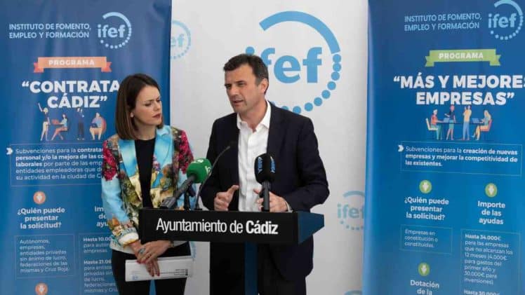 Bruno García y Beatriz Gandullo, en la presentación de los dos nuevos planes de empleo.