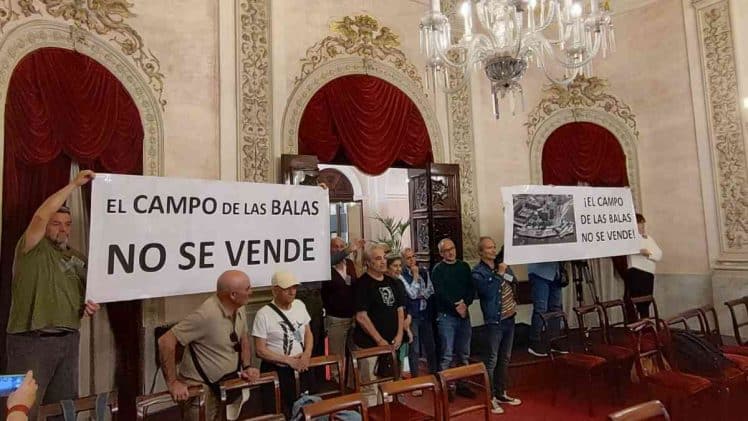 Protesta en el pleno de la plataforma en contra de la venta de los terrenos del Campo de las Balas.