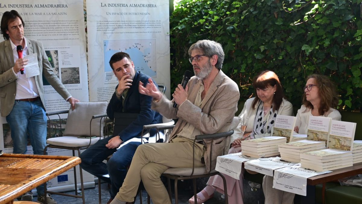 Emilio Martín Gutiérrez y Enrique José Ruiz Pilares, autores del libro 'La Bahía de Cádiz y sus Almadrabas'