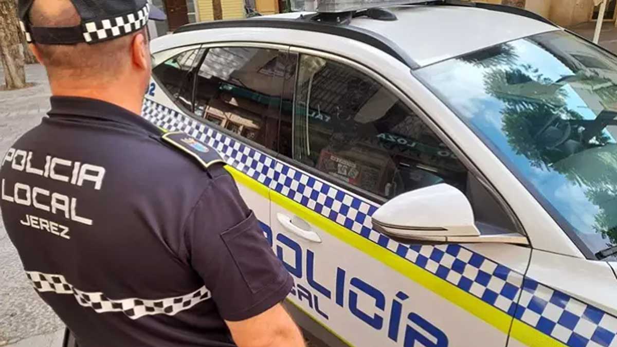 Policía Local de Jerez y vehículo.