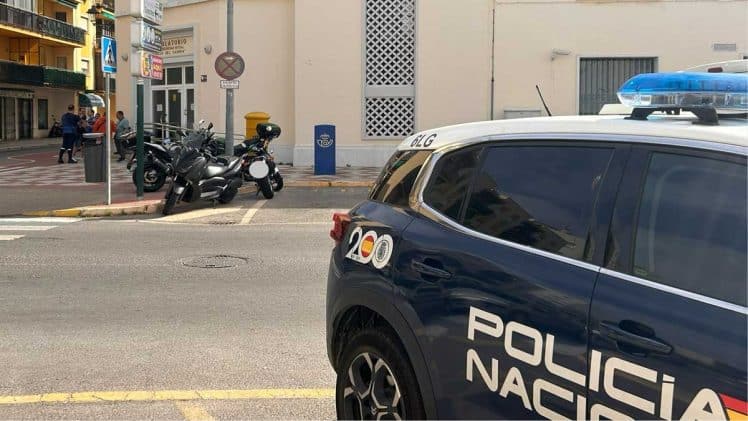 Coche de la Policía Nacional cercana al centro médico.