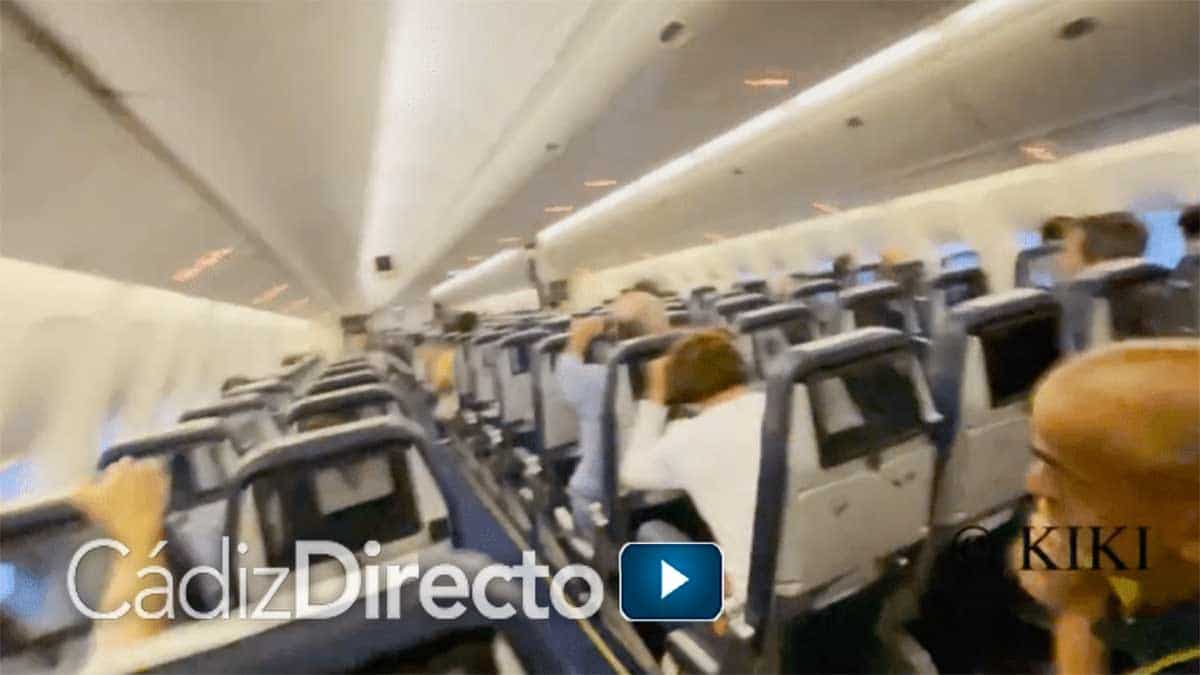 Interior del avión del Cádiz CF durante el aterrizaje de emergencia en Sevilla.