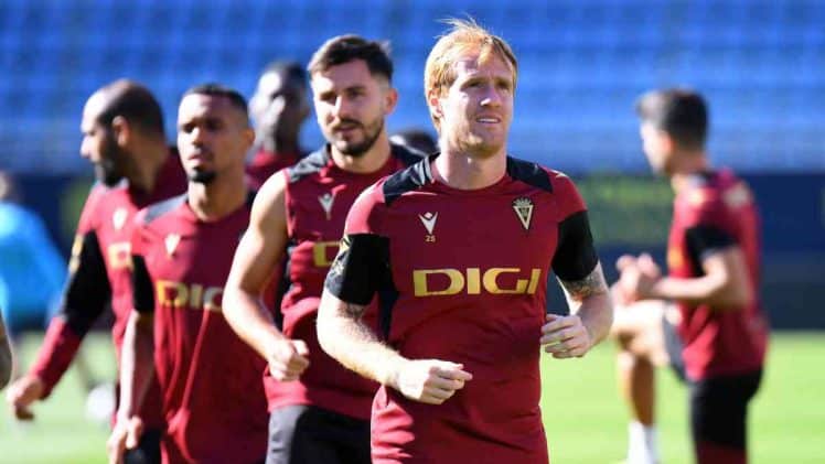 Álex Fernández, seguido por Chust, Lucas Pires y Fali en el entrenamiento de este viernes en el Nuevo Mirandilla.