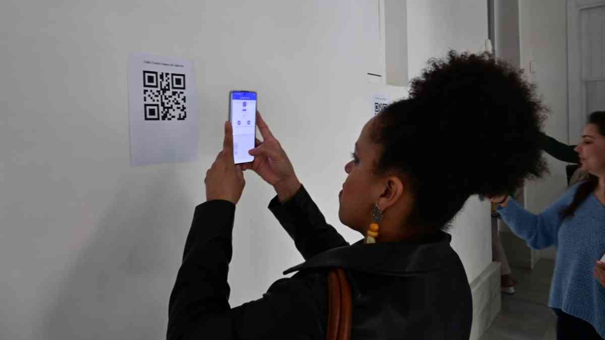 Una usuaria escanea un código QR para acceder a la nueva plataforma de Cádiz Centro.