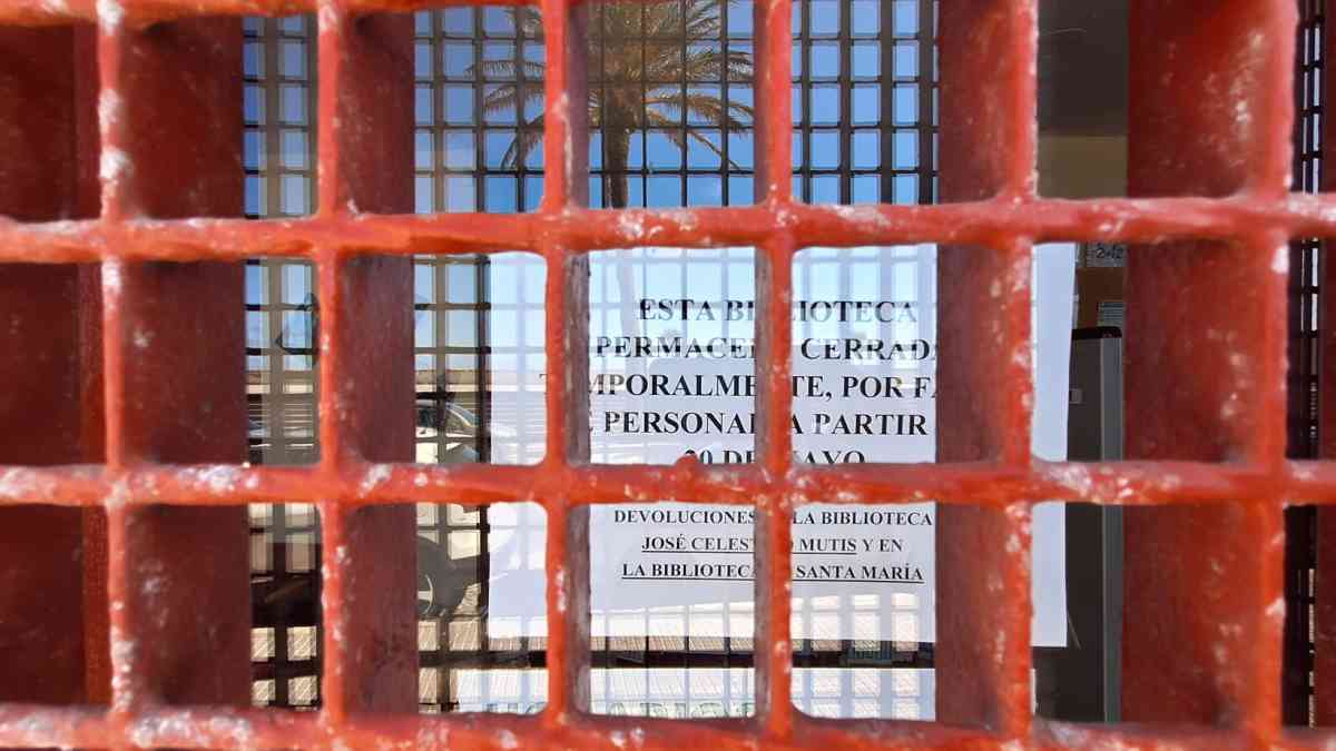 El cartel que anuncia el cierre de la biblioteca.