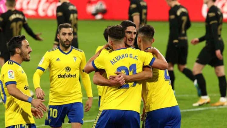 Los jugadores cadistas celebran su victoria frente al Barcelona en la temporada 20/21. 