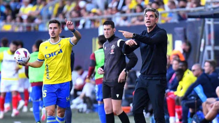 Pellegrino da instrucciones a sus jugadores. 