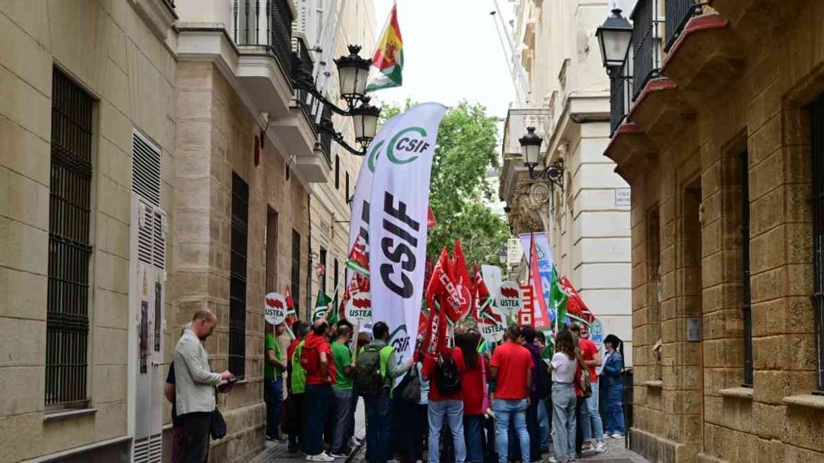 Protesta de CSIF ante la sede de la delegación territorial de Educación en Cádiz.