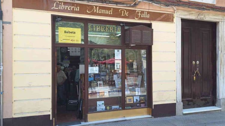 Fachada de la Librería Manuel de Falla, ubicada en la plaza de Mina de Cádiz.