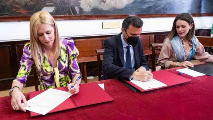 Concepción de Luna, Bruno García y Beatriz Gandullo, durante la firma del acuerdo.