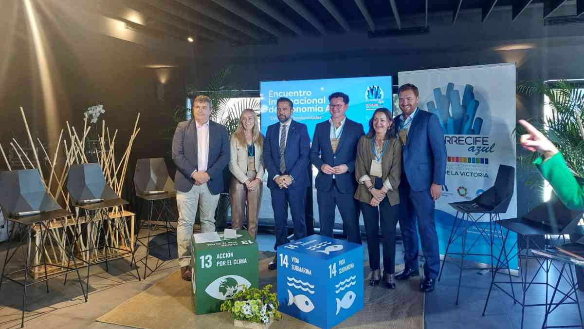 Fran González, entre los participantes en el Encuentro de Economía Azul celebrado en Málaga.