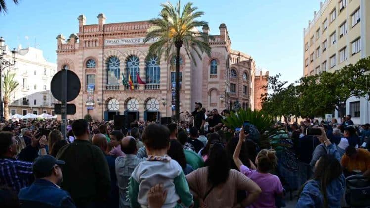 Cientos de personas abarrotan la plaza de Fragela durante el homenaje, con el Gran Teatro Falla al fondo.