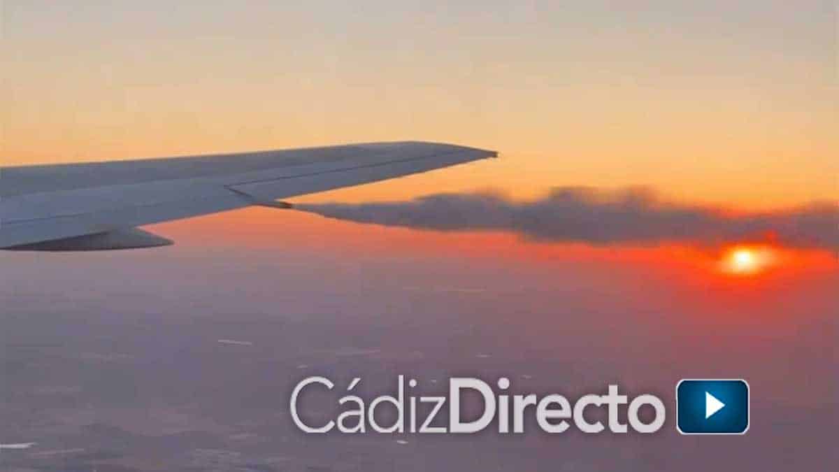 Humo en una de las alas del avión en el que viajaba la expedición cadista.