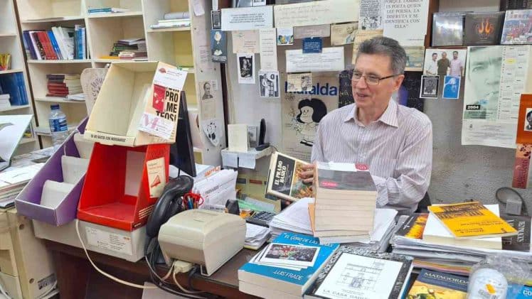 Juan Manuel Fernández, en su último día al frente de la Librería Manuel de Falla.