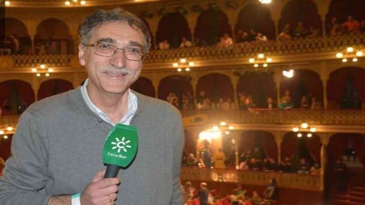 El recordado periodista Juan Manzorro, en el Gran Teatro Falla.