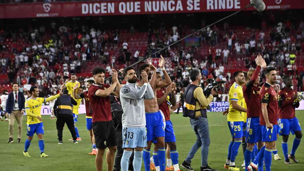 Los jugadores del Cádiz CF aplauden a la grada tras su victoria en el Pizjuán.